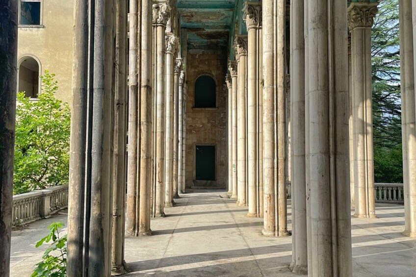 Un pasillo con altas columnas y un arco de entrada. 3