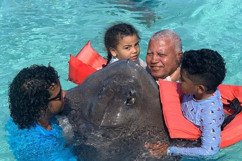 Back massage with friendly stingray 5