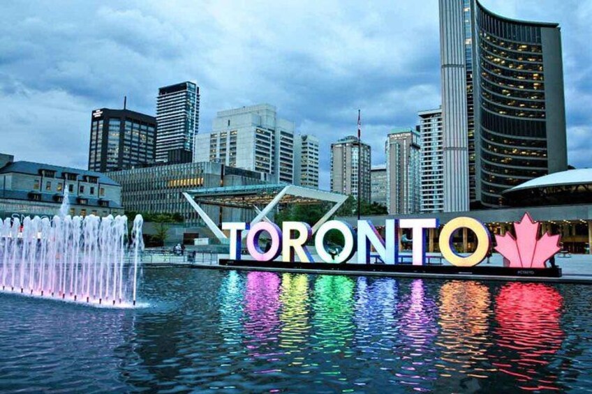 Torontos silhuett med CN-tornet och en färgstark fontän i förgrunden. 1
