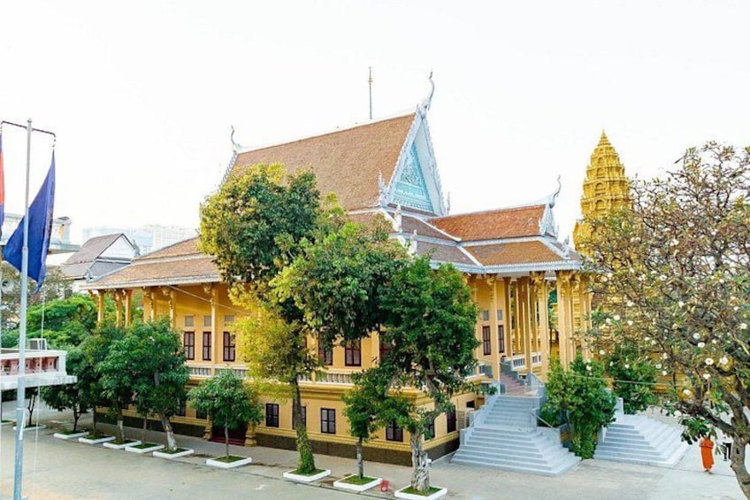Morning Market and Street Art Tour in Phnom Penh 4