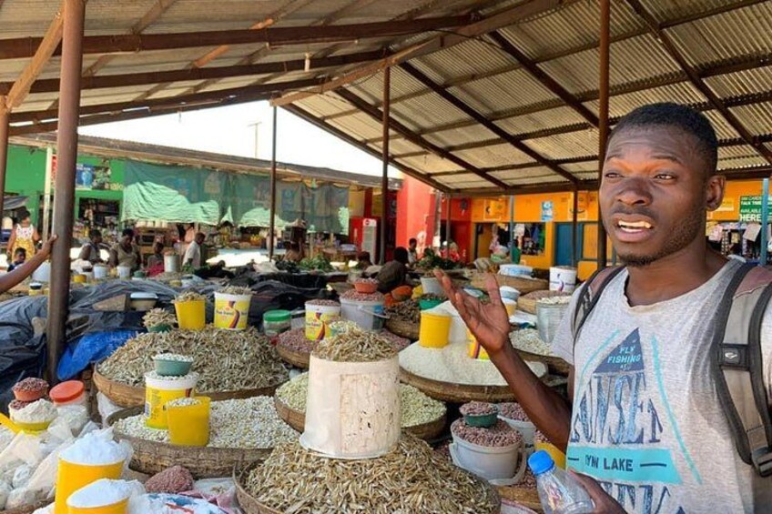 Un marché où l’on trouve une variété de produits alimentaires et de récipients. 4