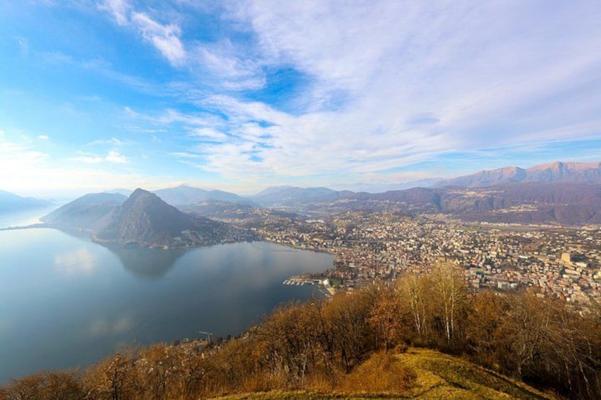 Vista panorámica de una ciudad costera con una extensa masa de agua, montañas y una densa área urbana. 5