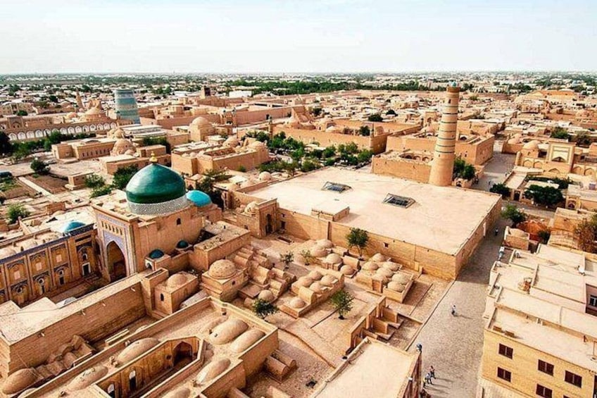 Vista aérea de una ciudad histórica con edificios de cúpulas y un minarete destacado. 5