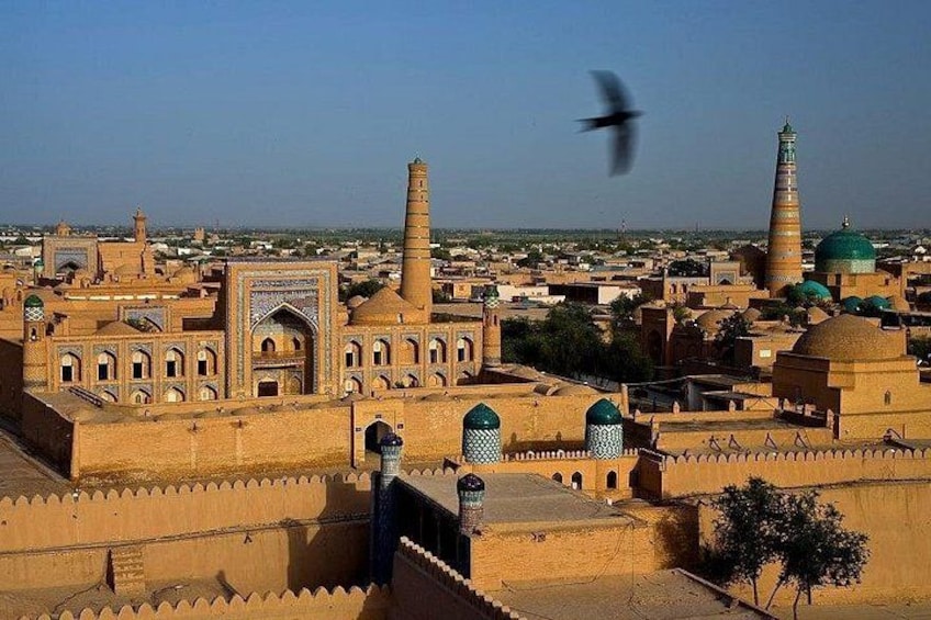 Un paisaje urbano con arquitectura tradicional, que incluye edificios con cúpulas y minaretes. 3