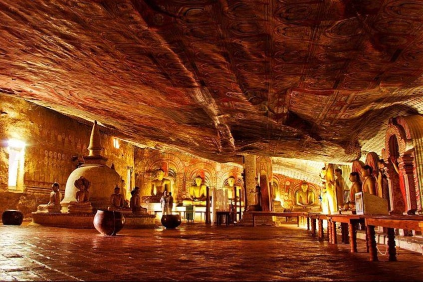 Un antiguo templo rupestre con estatuas, una gran estupa y tallas intrincadas. 2