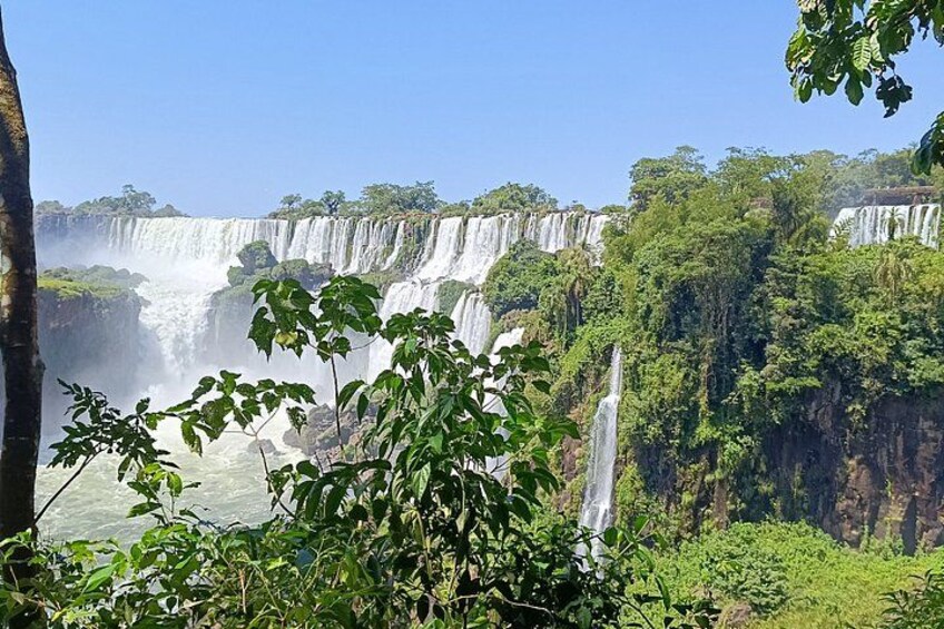 Una cascada que se precipita por un acantilado rodeado de abundante vegetación. 2