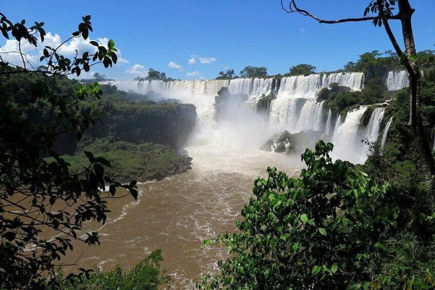 Una cascada en varios niveles rodeada de abundante vegetación. 4