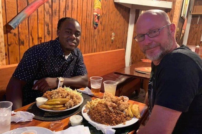 Deux personnes dînent dans un restaurant aux murs en bois, dans une ambiance décontractée. 1