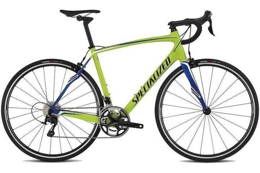 Una bicicleta verde y azul con el nombre de marca 'SPECIALIZED' en el cuadro. 2