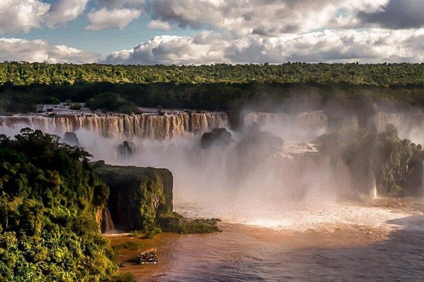 Ein Wasserfall stürzt über eine Klippe, umgeben von dichtem Grün. 3