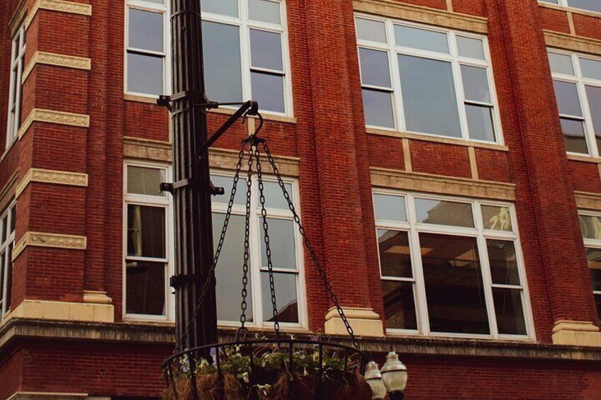 Ein rotziegelbau mit weißen Fenstern und einer schwarzen Metallkonstruktion mit Ketten. 3
