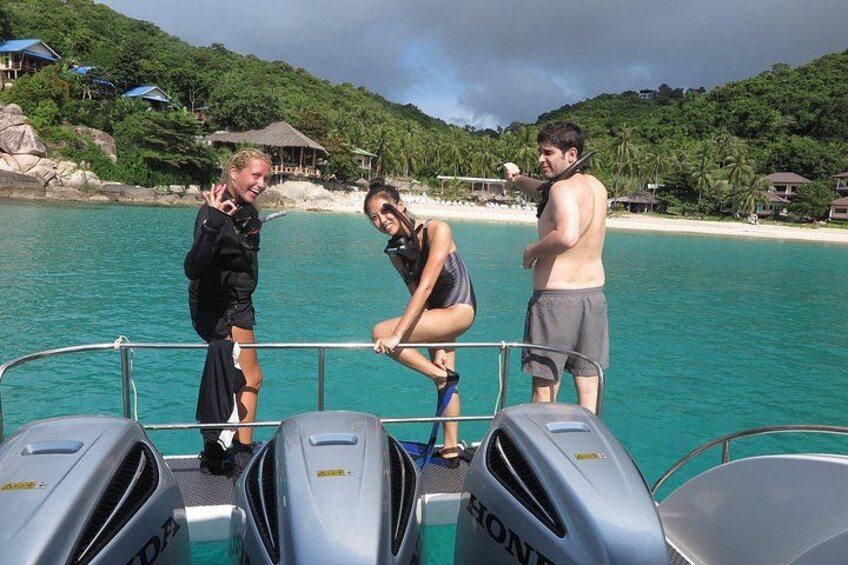 A boat with people on a tropical beach. 2