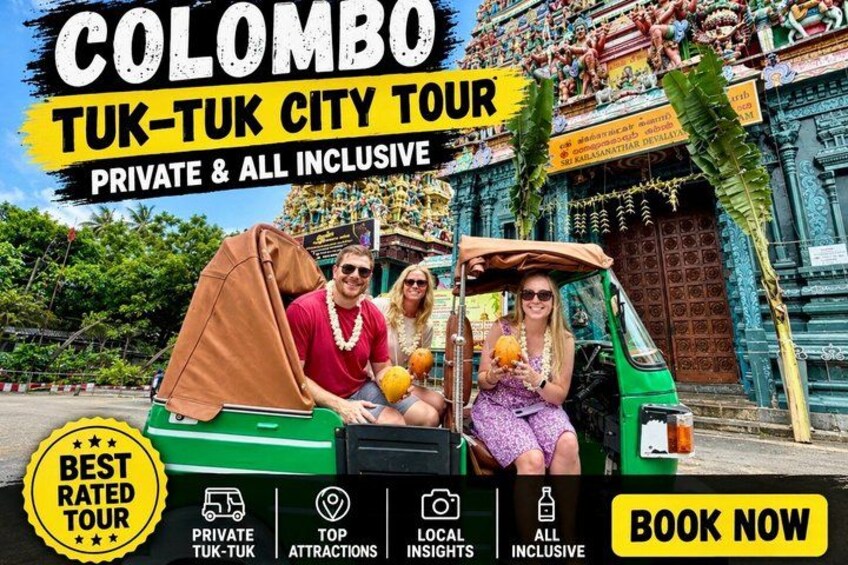 En tuk-tuk med passagerer, et tempel med detaljeret arkitektur og et 'BOOK NU' skilt. 1