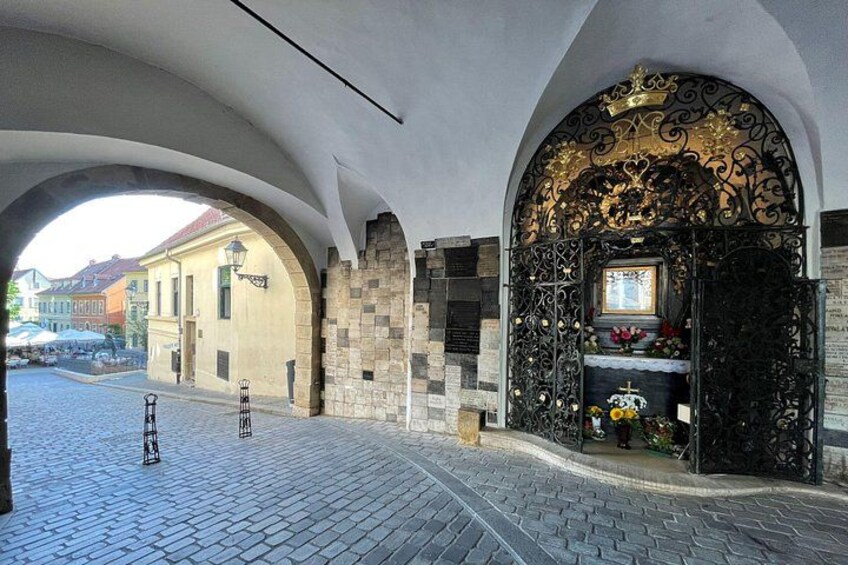 Zagreb Small-Group Walking Tour with WW2 Tunnels & Funicular 2