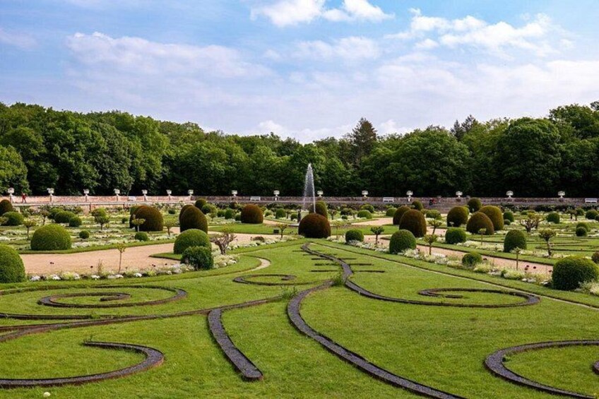 Ein formaler Garten mit geometrischen Wegen, ordentlich geschnittenen Hecken und einer zentralen Fontäne. 4