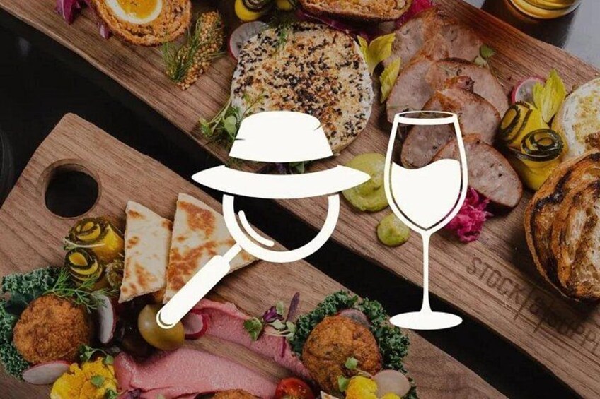 Una tabla de madera con diversos alimentos, incluyendo carnes, quesos y verduras. 3