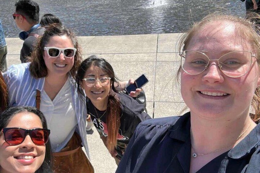 Un groupe de personnes se tient au bord de l’eau. 3