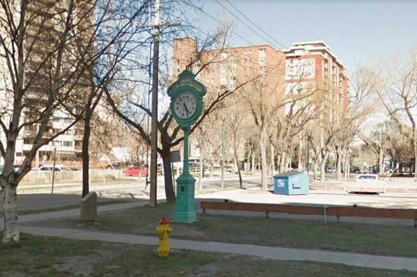Un poteau-horloge, une borne d’incendie, un trottoir et des arbres sans feuilles. 4