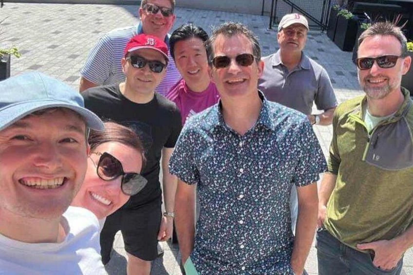 Un grupo de personas al aire libre, algunas con sombreros y gafas de sol. 2
