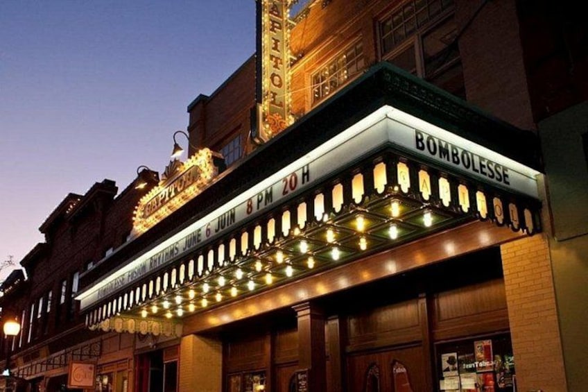 Un cartel de teatro con 'BOMBOLESSE' y '6 de junio 20:00 horas' exhibido. 1