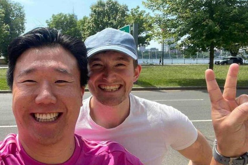 Dos personas tomándose un selfie con una carretera y follaje de fondo. 5