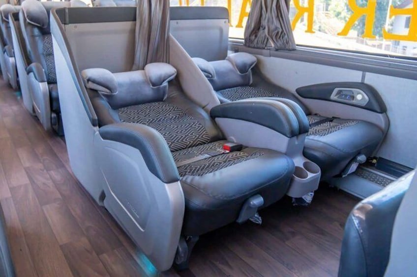 Une rangée de fauteuils de massage dotés de coussins à motifs et d’un panneau de commande situé à droite. 2