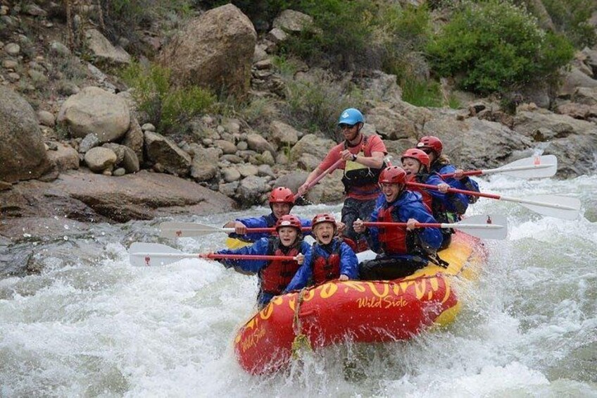Un grupo de personas haciendo rafting por un río con rápidos. 4