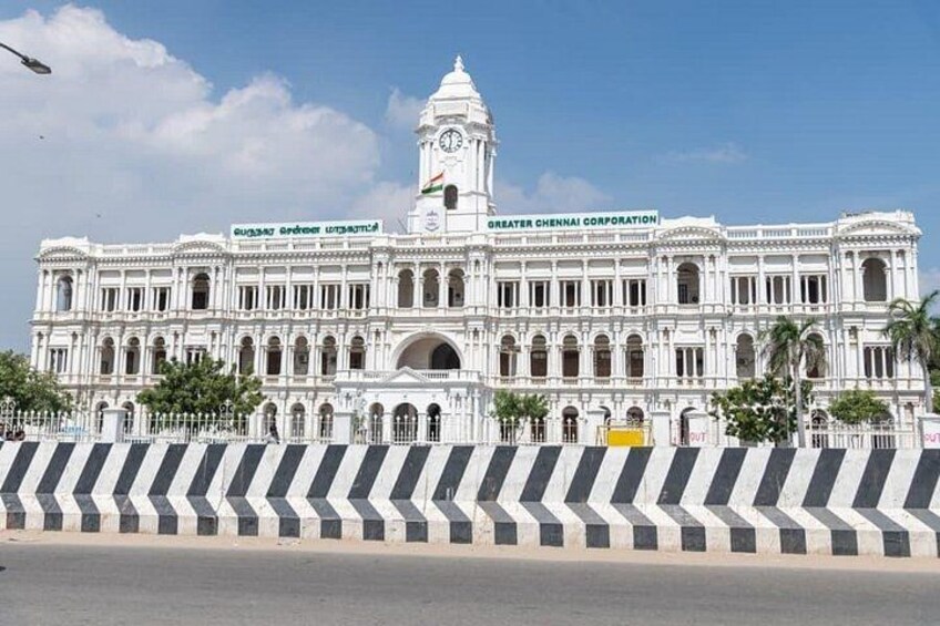 En stor, hvid bygning med et tårn og et ur, hvor der står 'Greater Chennai Corporation'. 1
