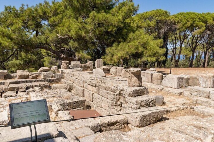 Ruinas antiguas con bloques de piedra y un cartel. 1