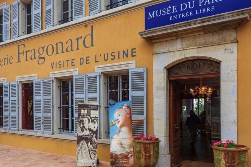En byggnadsfasad med skyltar som visar texten ”MUSÉE DU PARIS ENTRÉE LIBRE” och ”Visite de L’Usine”. 1