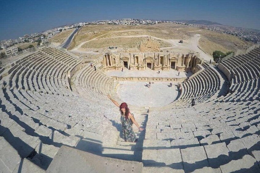 Un amphithéâtre antique doté d’une scène centrale et de gradins. 1