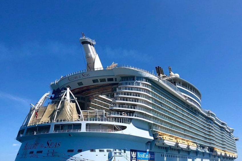 Un'imponente nave da crociera con più ponti e un camino ben visibile. 1
