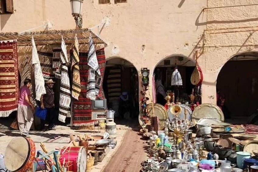 A market with textiles and musical instruments. 2