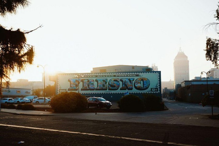 Un gran cartel con la palabra 'FRESNO' y la fecha '1885'. 2
