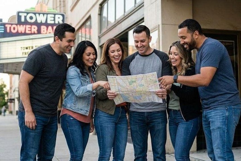 Un grupo de personas de pie frente a un edificio con un letrero que dice 'TOWER BAR'. 1
