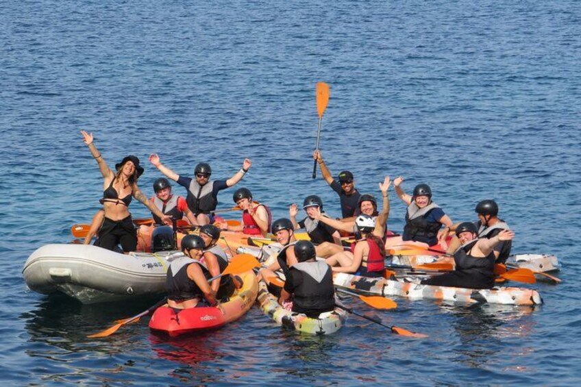 Eine Gruppe von Menschen auf einem Floß im Wasser. 5
