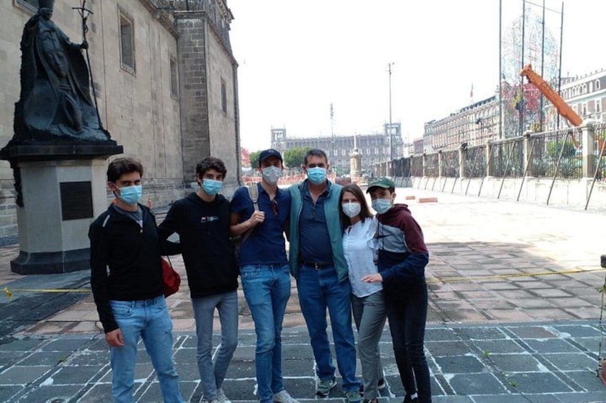 Eine Gruppe von Menschen steht vor einer Statue und einem Gebäude. 3
