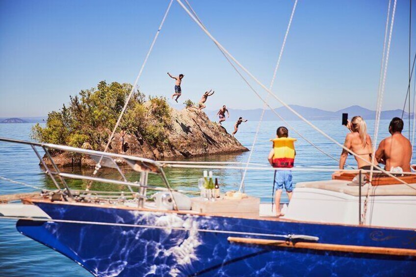 Maori Rock Carvings - Taupo Sailing Adventures - Kindred Spirit