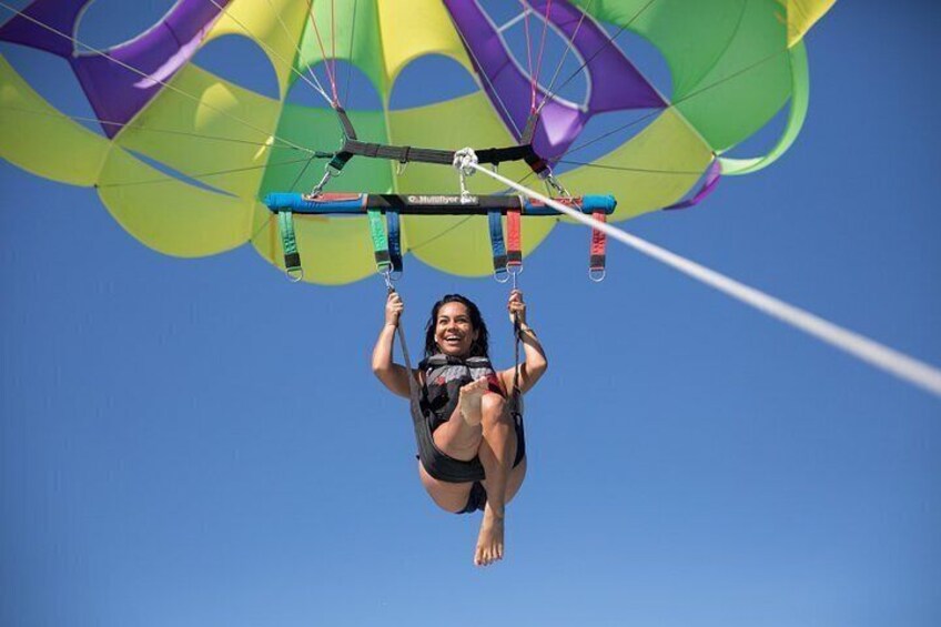 Een persoon parachutespringen. 2