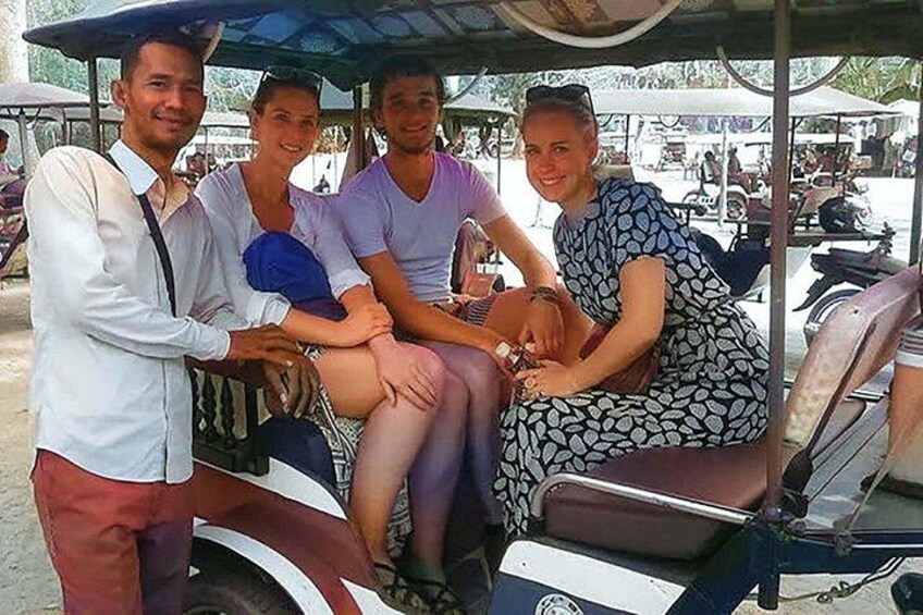 Un grupo de personas sentadas en una motocicleta. 3