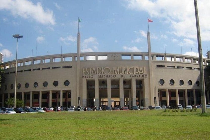 A large stadium with a sign reading 'Estadio Municipal'. 1