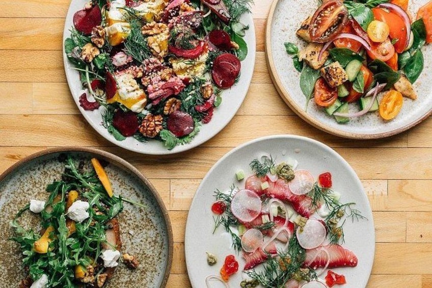 Tres platos de comida con diferentes verduras y frutos secos. 3