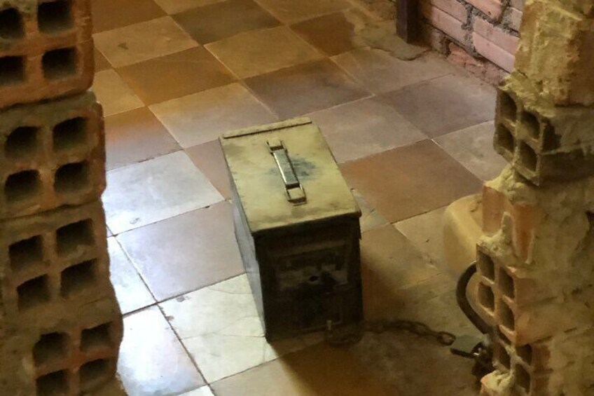 Khmer Rouge, genocide museum &killing field tour 4