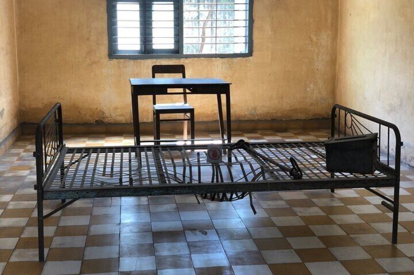 Khmer Rouge, genocide museum &killing field tour 5