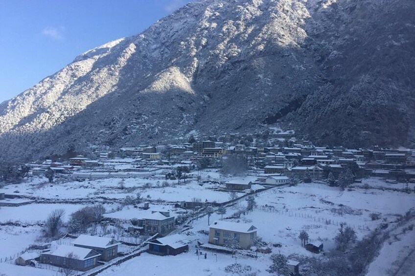 Un pueblo cubierto de nieve con casas y edificios ubicados en una zona montañosa. 3