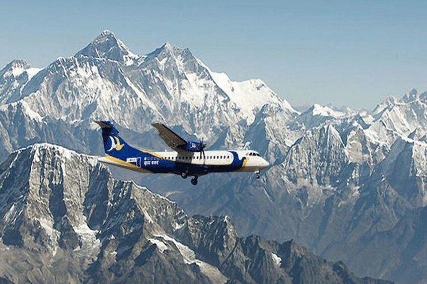 Un avión volando sobre un paisaje montañoso. 4