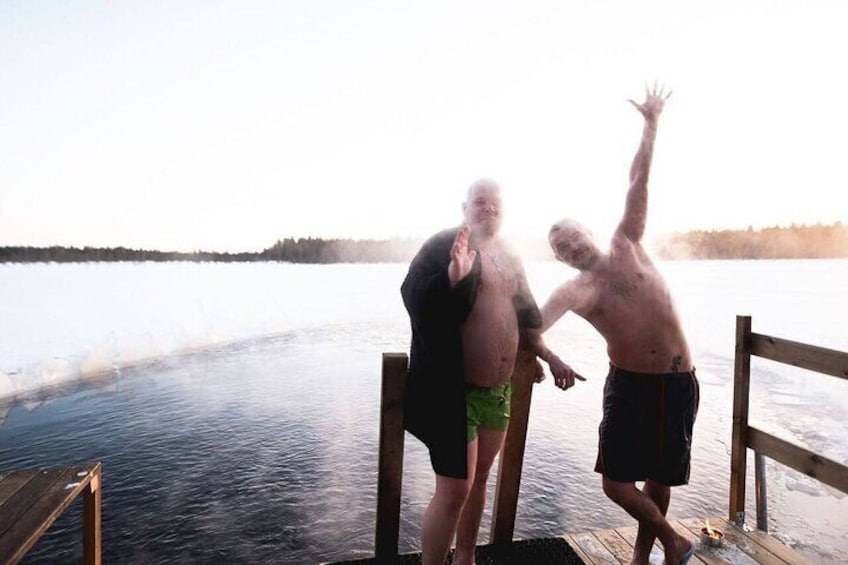 To personer på en bro ved en sø med en tåget baggrund. 1