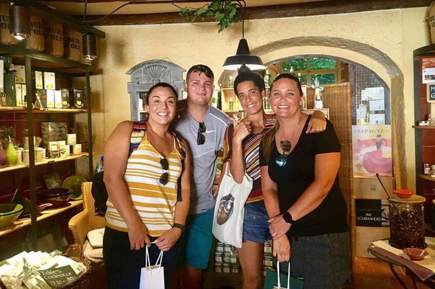 Un grupo de personas dentro de una tienda con estantes llenos de productos y un arco decorativo. 4