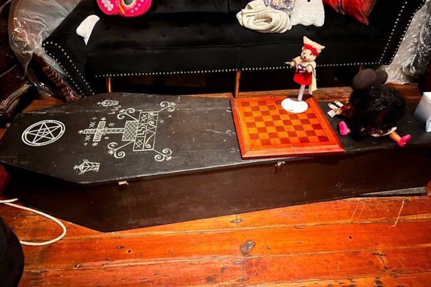 Una tabla de madera con un diseño de cuadros y un símbolo de pentagrama. 2