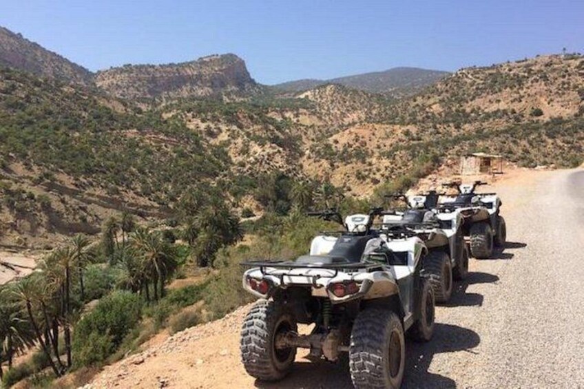 Geländewagen auf einer unbefestigten Straße vor einer gebirgigen Landschaft. 2